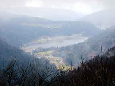 Zoom sur le lac au loin